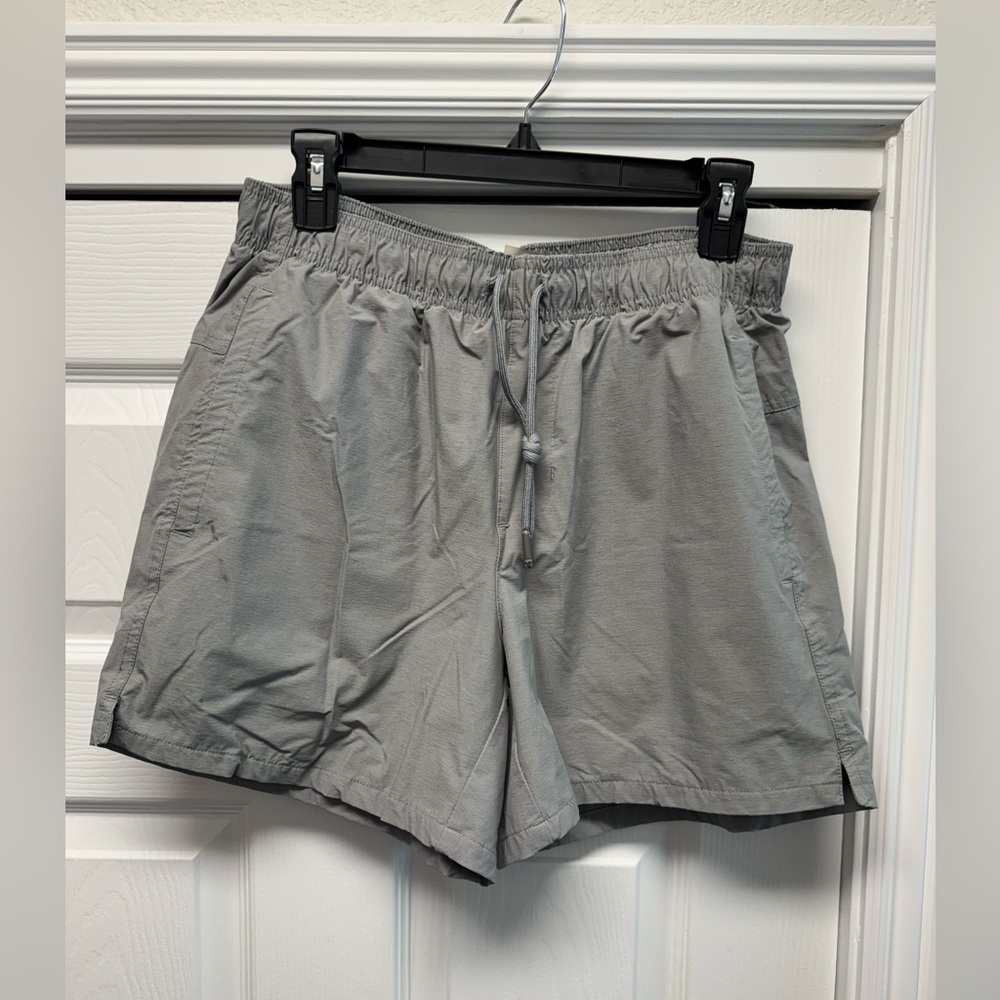 VRST Men’s M 5” inseam athletic shorts. Gray